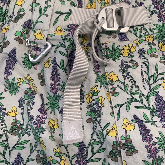 NWOT NIKE ACG Snowgrass Cream Floral Men's Cargo Shorts Size M - Picture 9 of 16